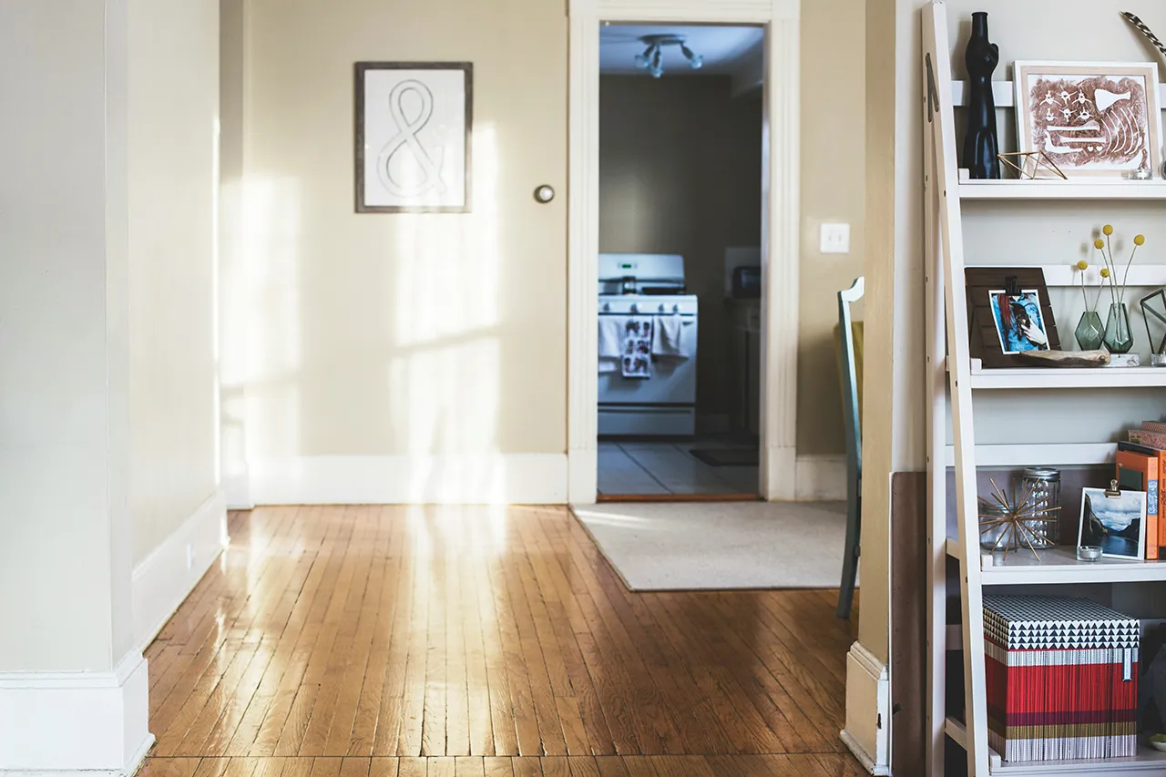 zeitloser Parkettboden im Flur einer Wohnung